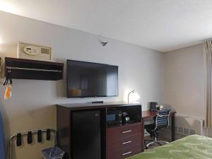 伯灵顿科尔切斯特伯灵顿品质酒店的酒店客房设有电视和一张带床铺的书桌