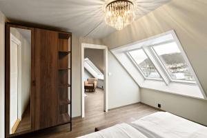 卑尔根Ole Bull, Best Western Signature Collection的一间卧室配有一张床和一个吊灯