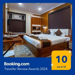 加尔各答FabHotel Prime Tiyara Inn的酒店客房设有一张大床和一台电视机。