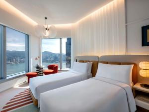 香港香港梦卓恩酒店的带大窗户的客房内的两张床