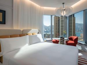 香港香港梦卓恩酒店的卧室设有一张白色大床和大窗户