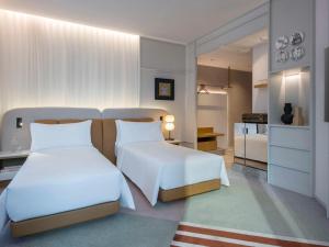 香港香港梦卓恩酒店的酒店客房带两张床和一间卧室