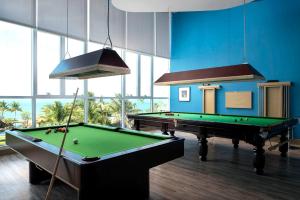 纳仲天ไวท์ แซนด์ บีช เรสซิเดนซ์ พัทยา(White Sand Beach Residences Pattaya)的台球室设有台球桌和天花板