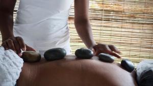托兰克索日月之家旅馆的女人正在把石头放在她的胃上