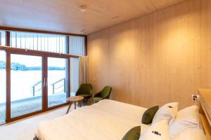 库奥皮奥Bella Lake Resort的一间卧室设有两张床和大窗户