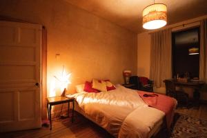 海伯敦桥Crow Nest House的一间卧室配有一张光线充足的床