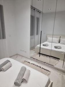 Sidi DaoudS+1 très haut standing avec piscine et fitness的白色的客房配有两张床和镜子