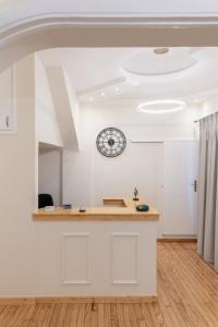 莱瓦贾Aegli Suites的厨房配有柜台和墙上的时钟