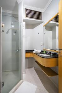 CaçadorBrivali Hotel e Eventos的带淋浴和盥洗盆的浴室
