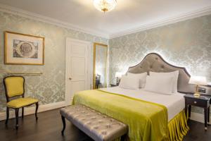 布鲁塞尔斯坦霍普酒店 - 索恩酒店旗下的一间卧室配有一张大床和一把椅子