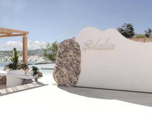 斯科派洛斯Evlalia Studios & Villas的坐在标志边上的岩石