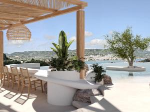斯科派洛斯Evlalia Studios & Villas的天井上设有植物桌子