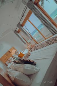 阿杭格默HotelNuvin AHANGAMA的客房设有一张带天窗和窗户的床。