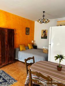 莫塔德尔库埃尔沃Habitacion de los molinos的卧室配有一张床和一张桌子