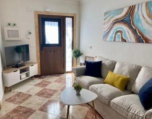 马拉加Casa encantadora y confortable en Málaga.的客厅配有沙发和桌子
