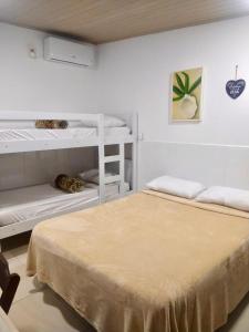 卡波布里奥suites com cozinha compacta的白色客房内的2张白色双层床
