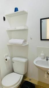 皮乌拉Departamento Piura的白色的浴室设有卫生间和水槽。