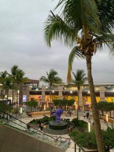 皮乌拉Departamento Piura的购物中心前的棕榈树
