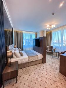 巴尼亚卢卡维多维奇酒店的一间带一张大床的卧室,位于带窗户的房间内
