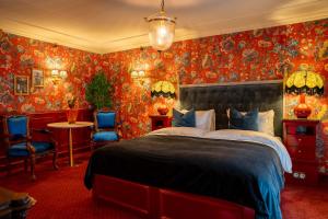 卑尔根Charmante - Skostredet Hôtel的一间卧室配有大床和红色壁纸