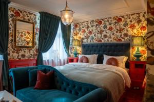 卑尔根Charmante - Skostredet Hôtel的一间卧室配有蓝色的床和沙发