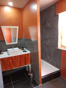 CoveloCasa Thocamalu's的一间带水槽和镜子的浴室
