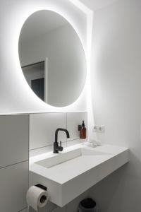 霍恩埃姆斯Village by Maier - kontaktloser Check-in的白色的浴室设有水槽和镜子