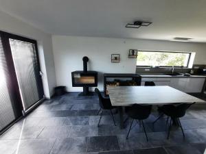 帕尔杜比采bungalov na břehu Labe s vlastním molem的厨房配有桌椅和炉灶。