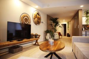 列日L'appart Baobab, avec sauna的客厅配有大屏幕平面电视