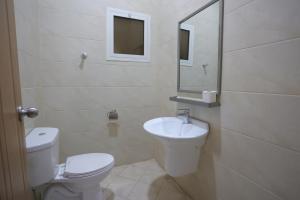 利雅德Dar Hashim Hotel Suites - Alnuzha的白色的浴室设有卫生间和水槽。