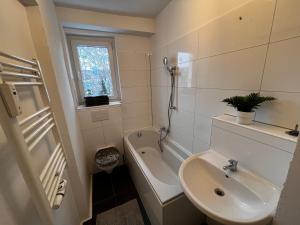 埃内佩塔尔Tolle Monteursunterkunft für 6 Personen的浴室配有盥洗盆、卫生间和浴缸。
