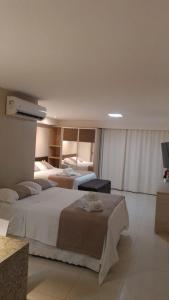 康德Tabatinga Residence Service - Flat 02的酒店客房设有两张床和电视。