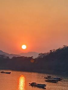 北宾Mekong Backpackers的河上日落,水中泛舟