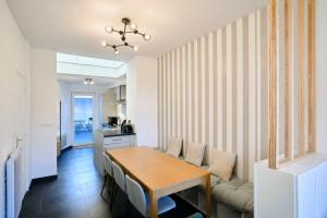 图尔昆Renovated 3 bedroom house with terrace的一间带桌子和沙发的用餐室
