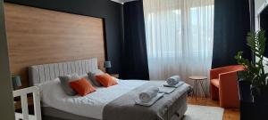 维舍格勒Apartman Minja的一间卧室配有带橙色枕头的床