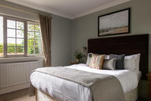 汤布里奇木匠阿姆斯酒店的一间卧室设有一张大床和一个窗户。
