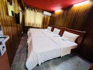 吉隆坡i villa inn的一间房间里三张床的组合