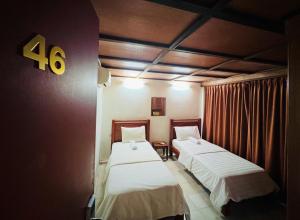 吉隆坡i villa inn的墙上有2张床