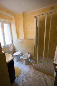 斯培西亚德尔佩斯卡托尔住宿的带淋浴、卫生间和盥洗盆的浴室