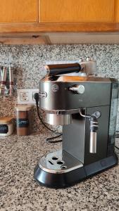 拉利内阿-德拉康塞普西翁Gibraltar Views Guest House的厨房的柜台上的咖啡壶