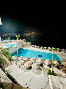 阿卡普尔科Hotel Torres Gemelas 2011 N的水边带遮阳伞和椅子的游泳池