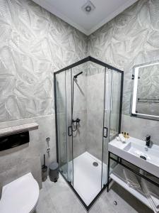 巴尼亚卢卡维多维奇酒店的带淋浴、卫生间和盥洗盆的浴室