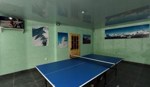 德拉格布拉特Готель Міленіум的一间设有乒乓球桌的房间