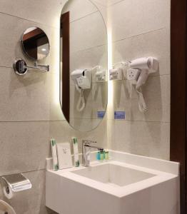 Dawmat al Jandalجوهرة دومة الجندل للشقق المخدومة Jawharat Dumat Serviced Apartments的一间带水槽和镜子的浴室