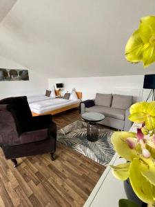 施瓦巴赫Apartment Living的客厅配有沙发和桌子