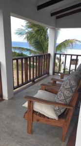 托弗海滩Beachfront Villa in Tofo Beach, Mozambique的一个带长凳的海景门廊