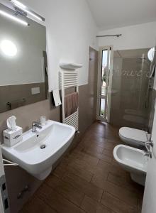 比萨Vele Storiche Pisane的一间带水槽、卫生间和镜子的浴室