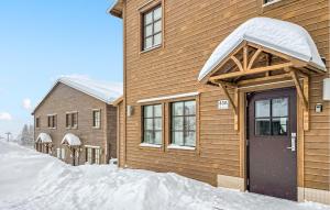 希塞里贝克Nice Apartment In Sysslebck With House A Panoramic View的雪中带门的木屋