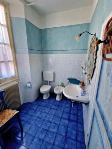 奥瓦达La Corte B&B的蓝色和白色的浴室设有卫生间和水槽
