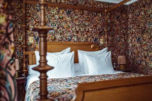 巴黎Hôtel Eldorado Paris的一间卧室配有带白色枕头的床